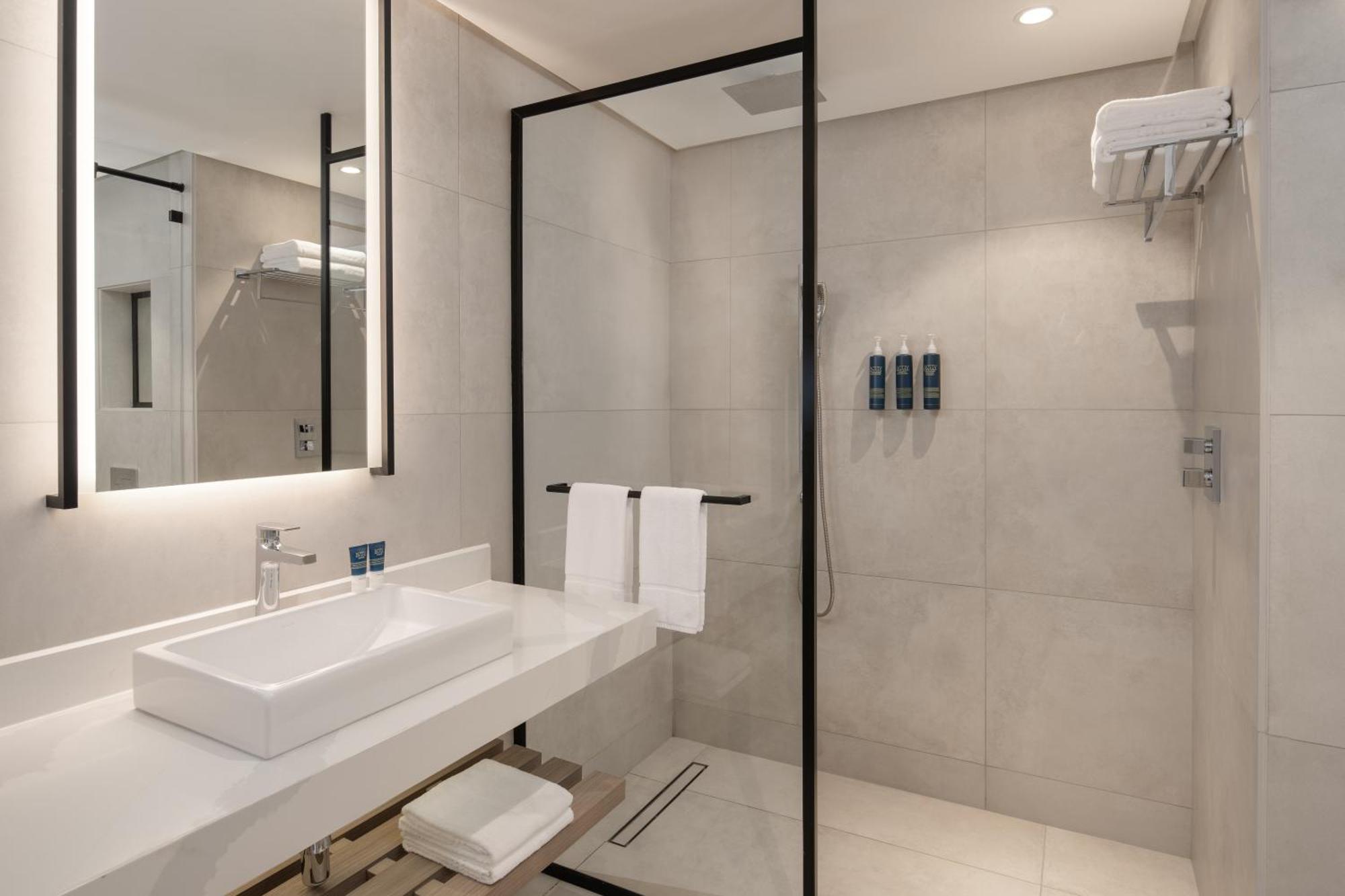 Four Points By Sheraton Кампала Екстериор снимка